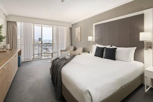 Above the Waves - Relaxed Coastal Living at Mantra