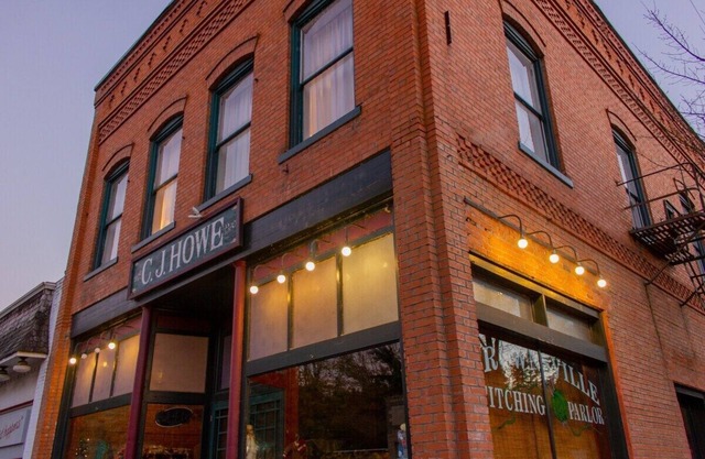 Above wine shop! Near OSU/UO! Walk to Park/River, Tiered $ for 2-12 & 3 King