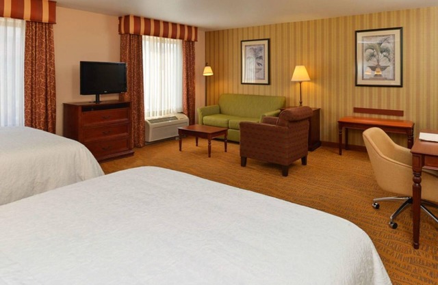ABQ Desert Escape! 2 Relaxing Units, Indoor Pool, Free Breakfast, Pets Allowed!