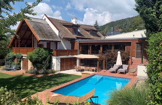 ÁbraHome: Elegant lake hideaway