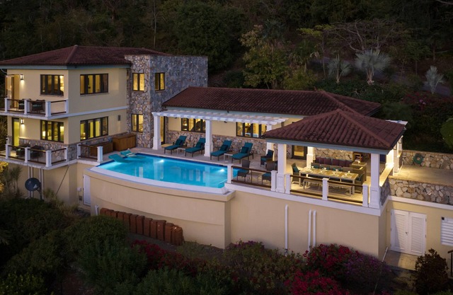 Abrigado, nA Villa with beautiful sunsets that appear to spill into the sea!