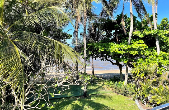 ABSOLUTE BEACHFRONT 10 MINUTES FROM CAIRNS CBD