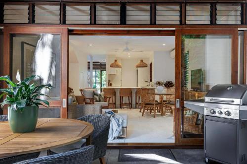 Absolute beachfront, heart of Port Douglas - 24 S