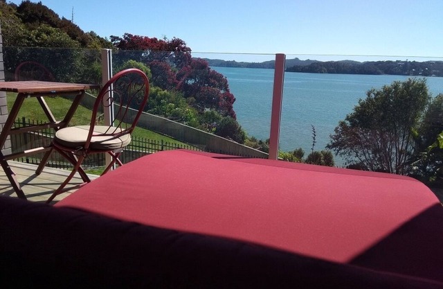 Absolute beachfront "Waimiro" Paihia