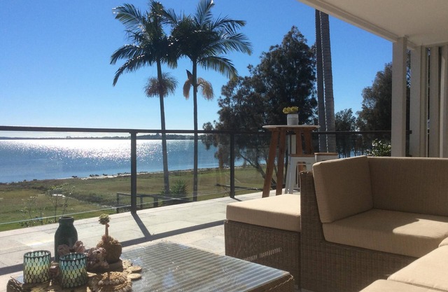 Absolute lakefront and minutes to beach- families, couples and small groups