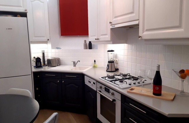 Absolute peace and quiet, garden and parking right in the center of Cannes!