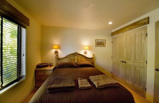 ABSOLUTE SKI-IN/OUT IN TOWN! GREAT VIEWS! HOT TUB! PRIVATE GARAGE! 2 BED + LOFT!