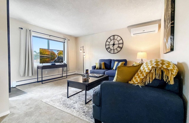 ★Academy Hideaway With View! Sleeps 5 with AC!★