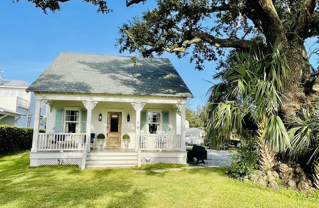 Acadian cottage 1 minute walk to beach, 5 minutes to Old Town BSL! Best location