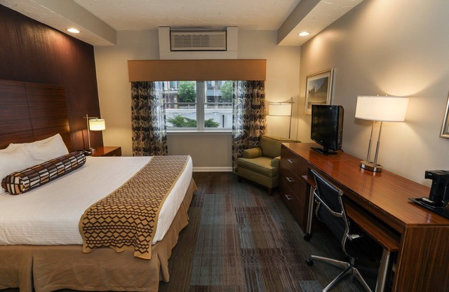 Accessible King Rm w/Sofa Bed + Outdoor Area