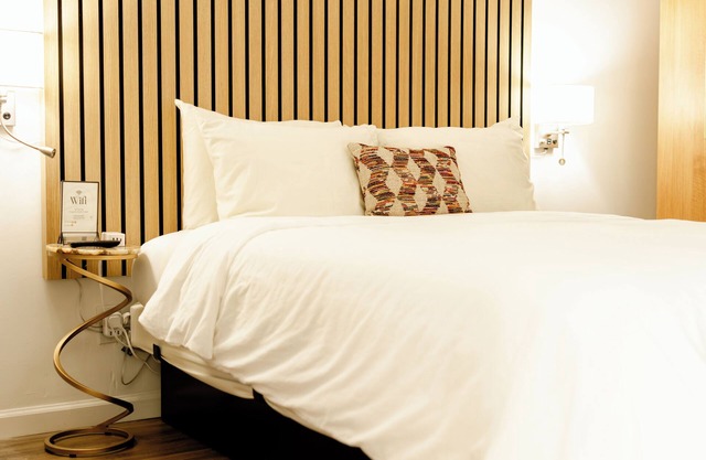 Accessible Queen Room with Modern Comforts – Ideal for Relaxing Getaways!