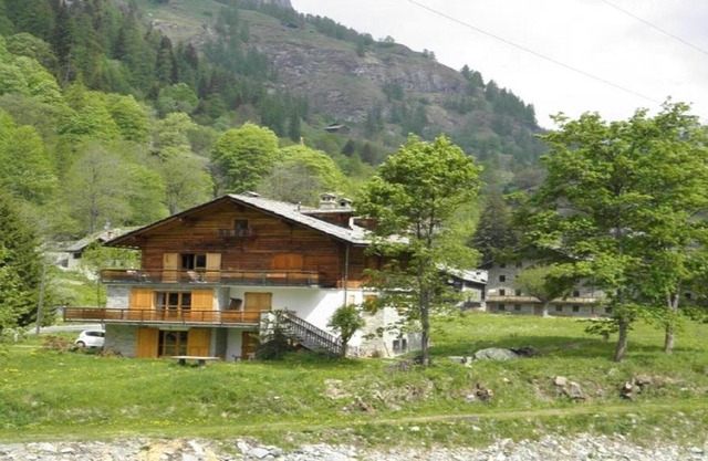 Accommodation with splendid views of Monte Rosa, 5 minutes by car from Gressoney.