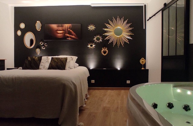 Accommodation with a landscaped patio with trees. Ideal for a moment for two.