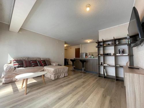 Acogedora habitación privada frente al metro y cerca a la playa