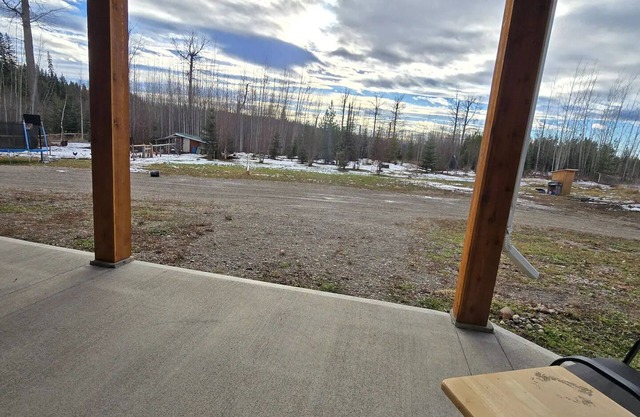 Acreage with kitchen/laundry; dog friendly