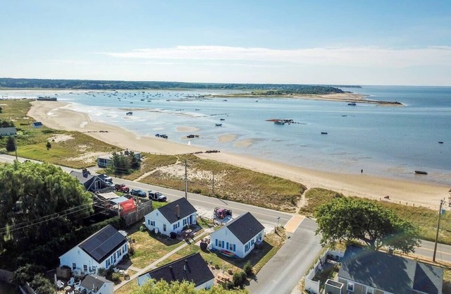 Across from Mayo Beach walk to downtown!