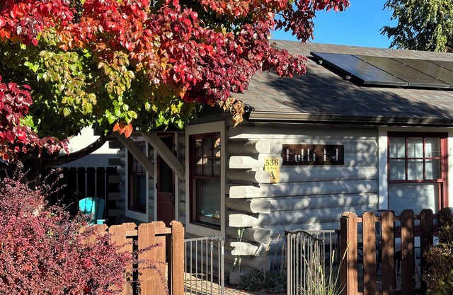 ADA Compliant Cabin. Luxury finishes, pet friendly. Garden, 3 blocks to downtown
