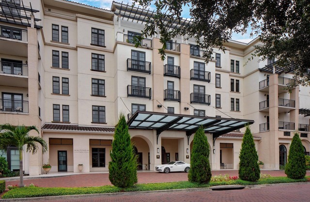 ADA Compliant Room - Contemporary Furnishings - Rooftop Pool - Close to Parks