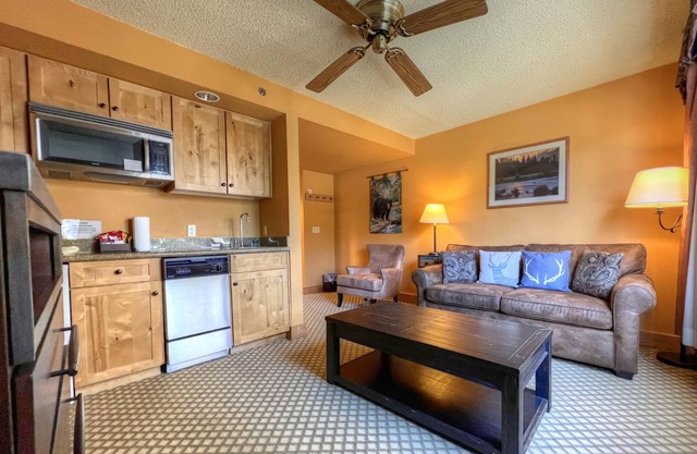 ADA Hotel Suite, Kitchenette, Great Location, Indoor/Outdoor Pool, Hot Tub!