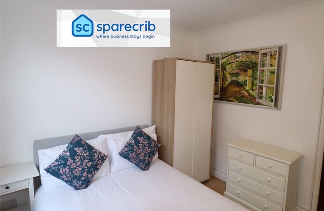 Addlestone, Cosy Three Bedroom House