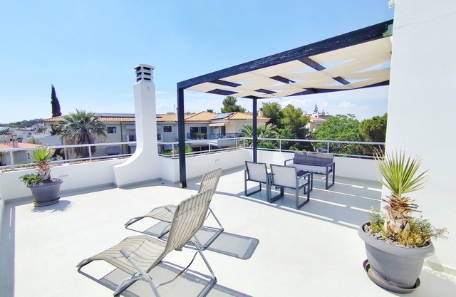 Adelos Maisonette Near Vouliagmeni Beach