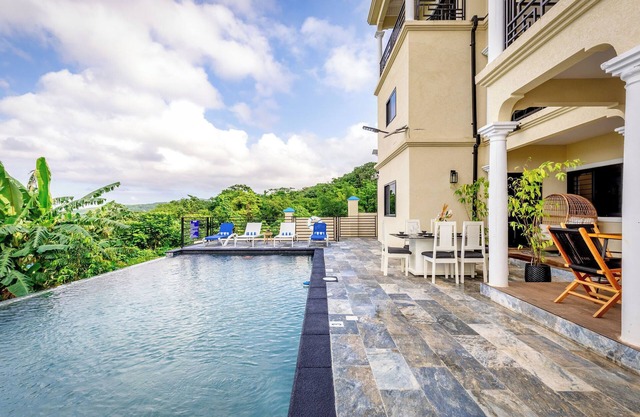 Adina View: Oceanview 8BR, Pool, Jacuzzi, Chef, Gym, WiFi, AC, Backyard BBQ