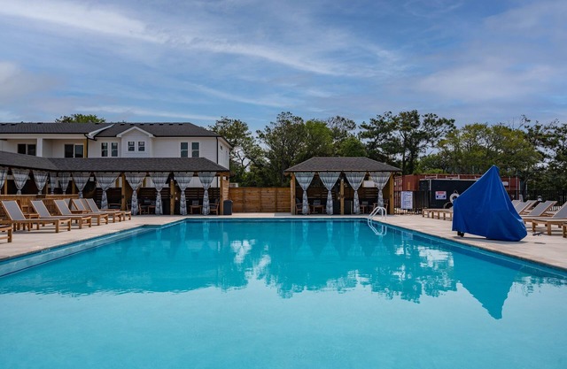 Admiral's Abode - Fully Loaded! Walk to the beach, Dogs ok!, Huge SW Pool!