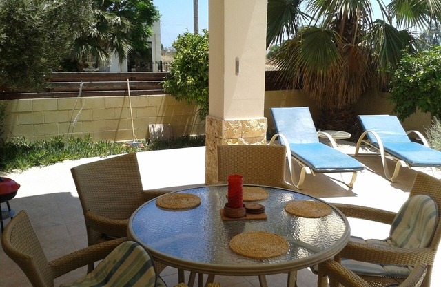 Adonis-Ground Floor Apartment with Secure Private Garden. Free use of car & Wifi