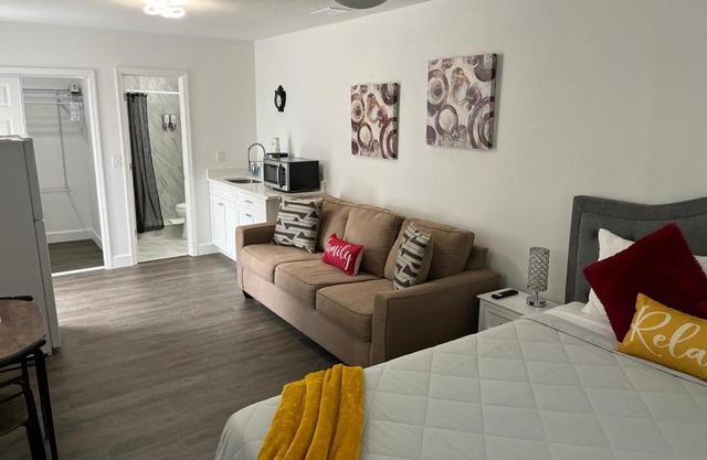 Adorable 1 bedroom place with Patio