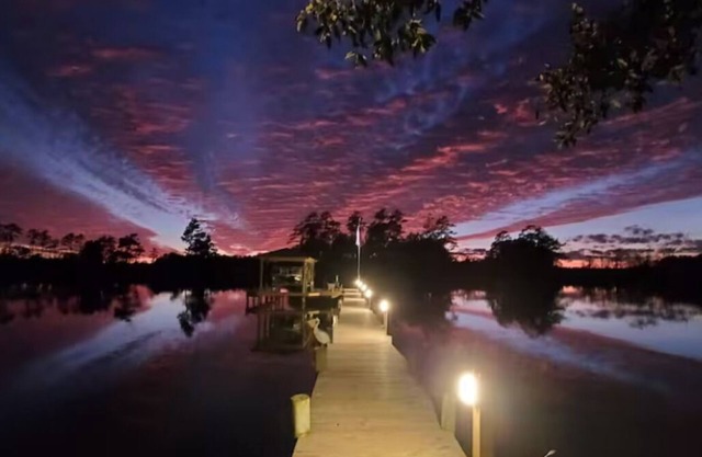 Adorable 1 Bedroom waterfront with kitchenette private dock pet friendly