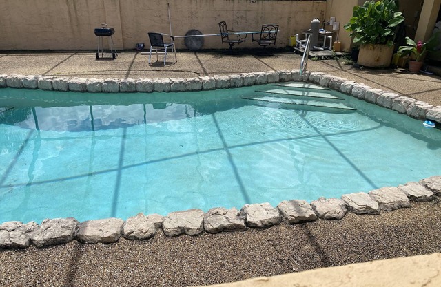 Adorable 2/1 with pool in Coral Springs