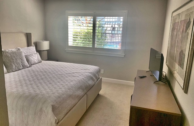 Adorable 2 bedroom/2 bathroom apartment for rent - 1 month min stay