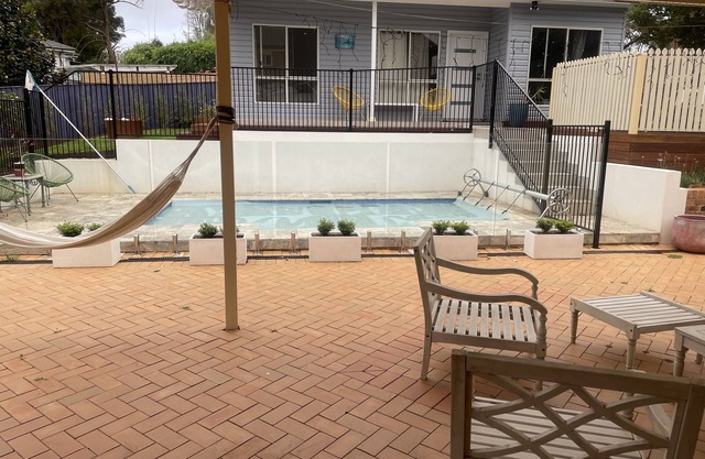 Adorable 2bdrm guesthouse with pool access - No smoking