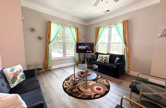 Adorable apartment uptown