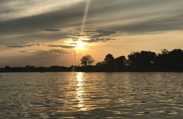 Adorable Buckeye Lake Cottage Sleeps 10