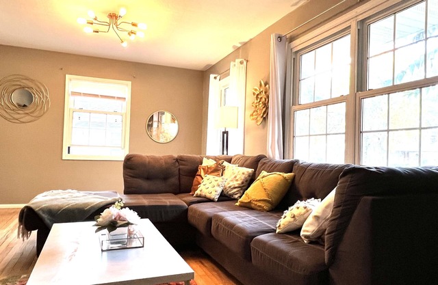 Adorable Comfy 4Bd3Ba Cottage walk to Purdue with Game Arcade + Ping Pong Table!