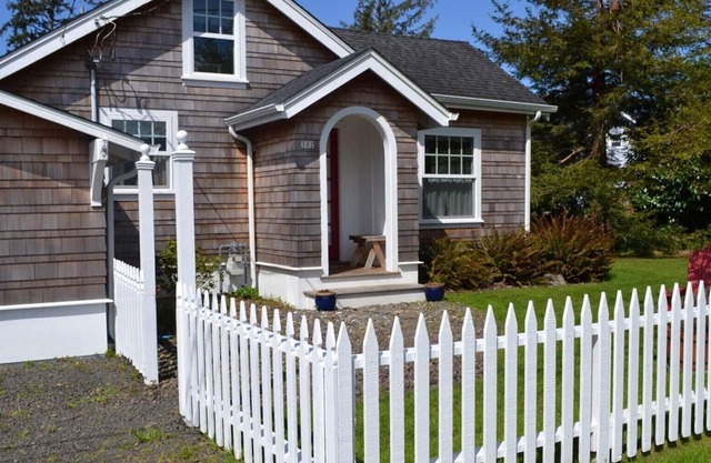 Adorable Cottage with Americana Theme, in the Heart of Gearhart.