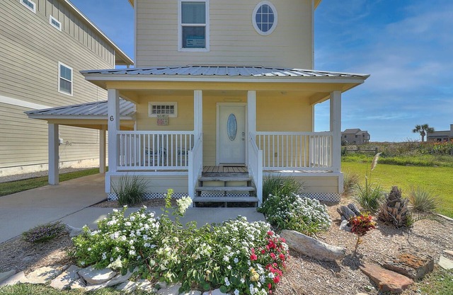 Adorable Cozy Cottage Close to the Beach, Community pool