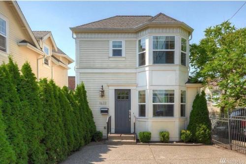 Adorable Cozy House with Parking and Loft!
