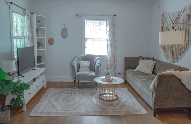 Adorable home with convenient access to Nashville