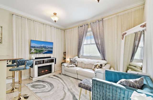 Adorable Hyde Park Apartment w/Parking & Gym