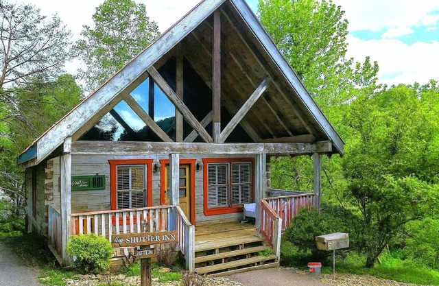 Adorable Shut’er Inn – Cozy Studio Cabin - Free Daily Attraction Tickets!