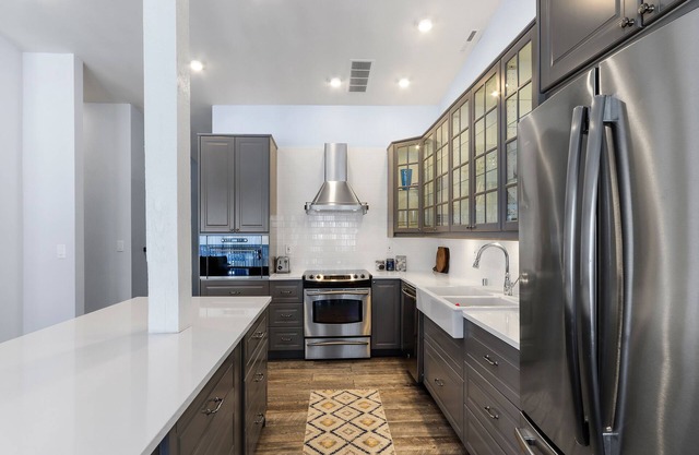 Adorable Abbey Villa condo. Walk to Beach, Lake Geneva, Restaurants, & Pool.