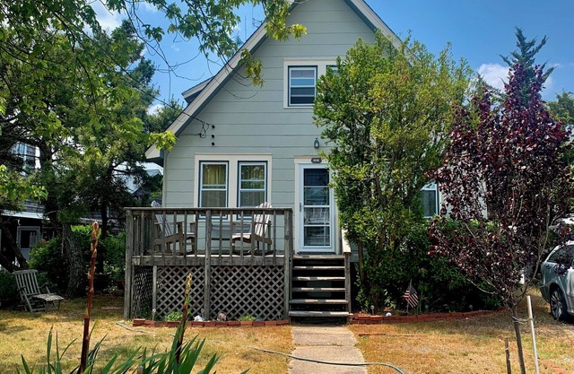 Adorable Vintage Beach House for Family & Friends Ideal Location