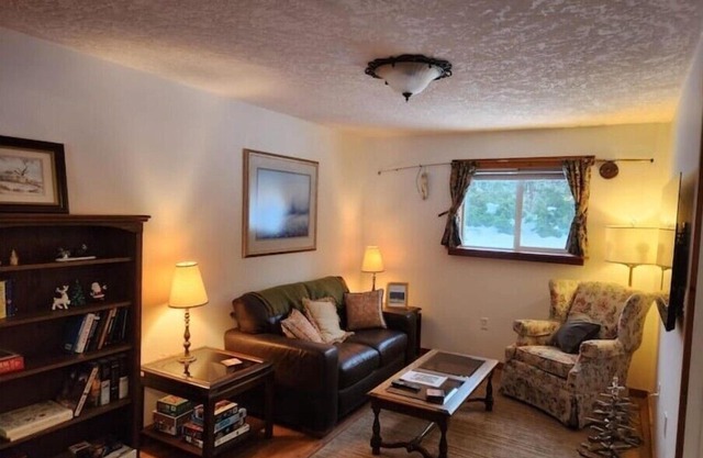 Adventure & Wildlife await in Stunning 2BR cottage on Cowichan Rivernn