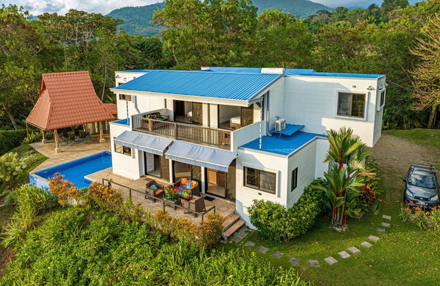 Affordable, Breathtaking Luxury! Private yet Close to Everything