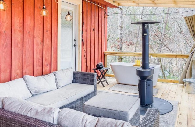 Affordable cabin that sleeps 8 K beds & fire pit