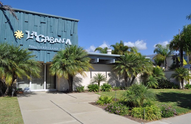 Affordable, end unit on courtyard in desirable La Cabaña! Steps From beach