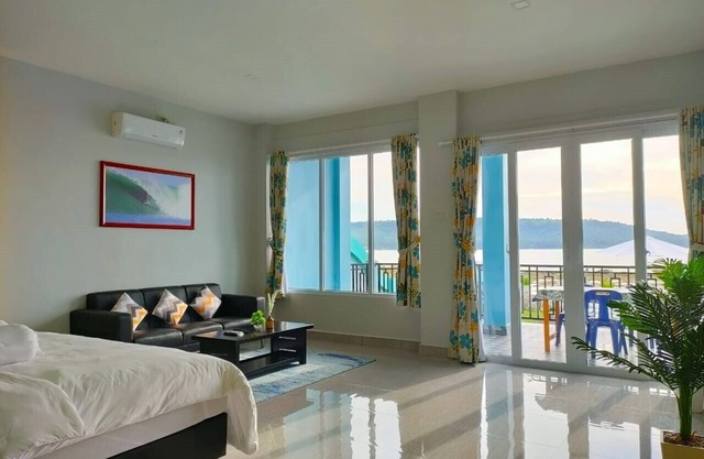Affordable luxury Deluxe oceanfront suite