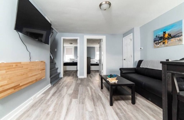 - AGH Walkable - Free Parking - Washer & Dryer -